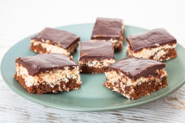 Hindistan cevizi ve çikolata kek