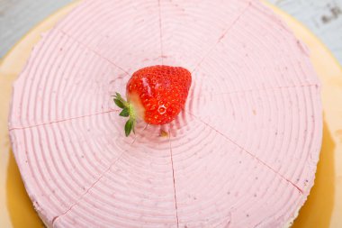 Lezzetli bisküvi kek çilek ile