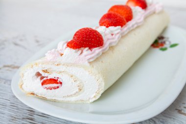 Ev yapımı kek çilek kremalı rulo