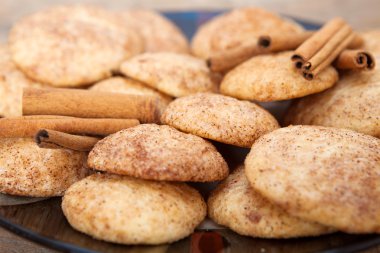 Snickerdoodle çerezleri tarçın ile