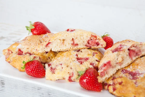 taze çilek ile ev yapımı pasta