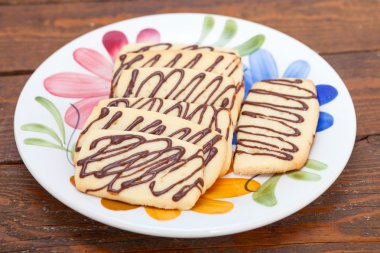 Tatlı tereyağı bisküvi çikolata tepesi ile