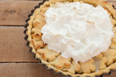 Ev yapımı organik elma ravent pasta