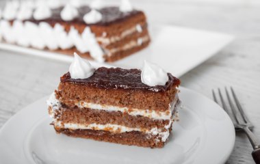 Çikolata ve Erik reçeli pasta