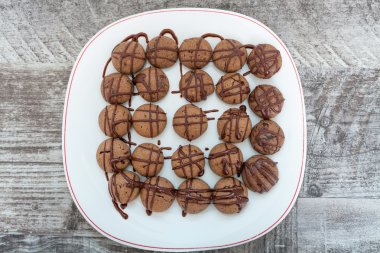 Tatlı çikolatalı kek Frosting ile