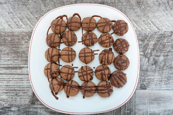 Tatlı çikolatalı kek Frosting ile