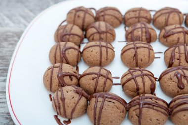 Tatlı çikolatalı kek Frosting ile