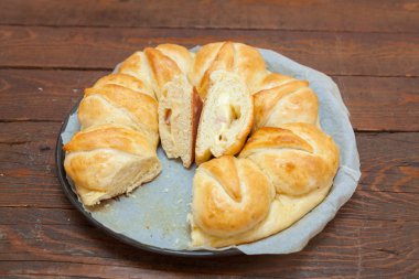 Ev yapımı ekmek peynir ve salam