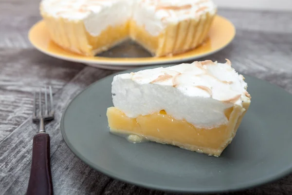 Лимонный безе пирог на тарелке — стоковое фото