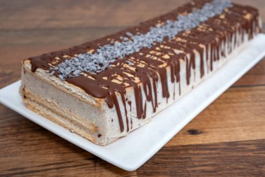 Ev yapımı vanilyalı kremalı pasta.