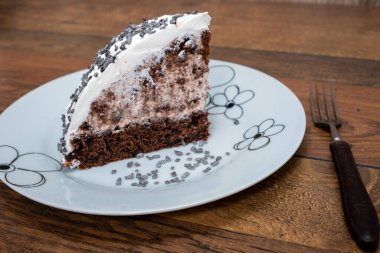 Koyu ahşap arka planda bir parça erik keki.