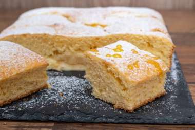 Bir parça ananaslı kek.