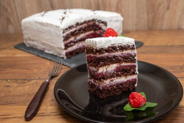 Çikolatalı ahududulu kek ve krem şanti.