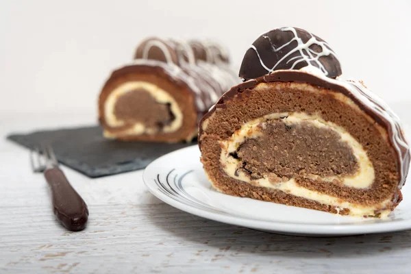 巧克力香草瑞士卷蛋糕 — 图库照片
