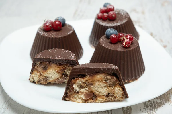 Мини Шоколадные Торты Свежей Черникой Красной Смородиной — стоковое фото