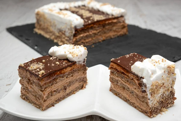 Pedaços Delicioso Bolo Caramelo Mesa — Fotografia de Stock