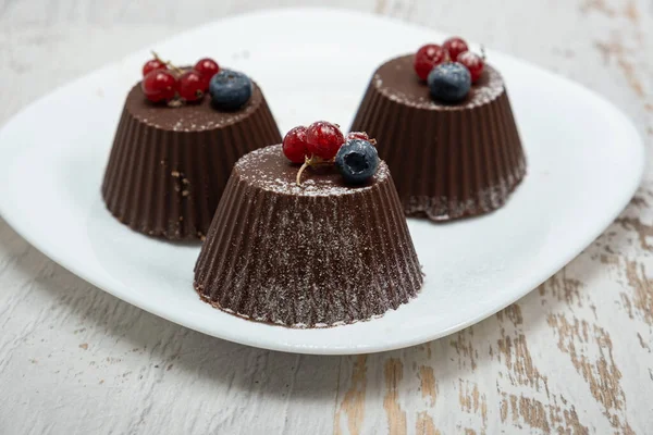 Mini Gâteaux Chocolat Aux Myrtilles Groseilles Fraîches — Photo