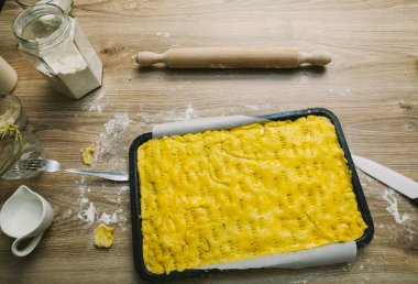 Elmalı turta hazırlanıyor