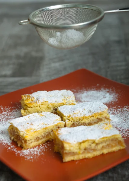 Apfelkuchen - mit Zucker übergießen — Stockfoto