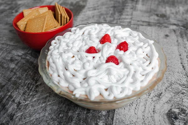 Dessert aux fruits frais avec framboises et biscuits — Photo