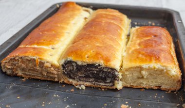 Haşhaş tohumu, ceviz ve peynir ile rulo