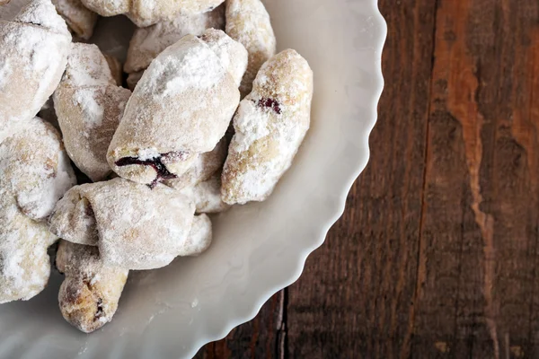 Huisgemaakte verse koekje met aardbeienjam gegoten met suiker — Stockfoto