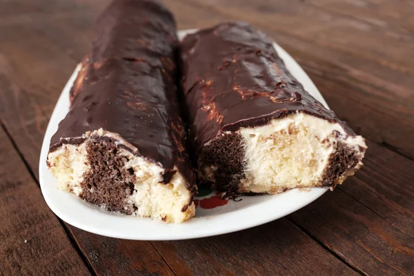 Домашний шоколад и ванильный торт — стоковое фото