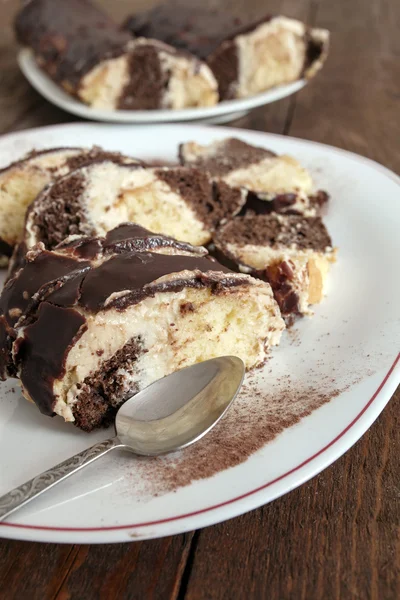 Zelfgemaakte chocolade en vanilla cake — Stockfoto
