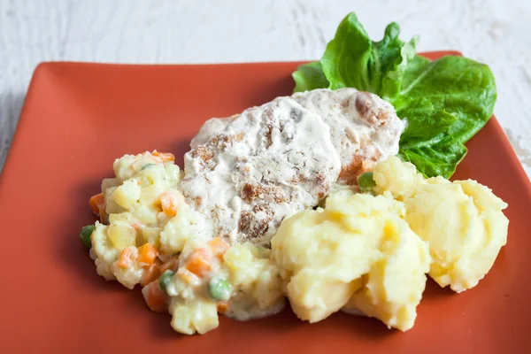 Мясо картофель и овощи на обед — стоковое фото