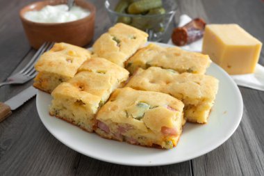 Ev yapımı pasta peynir ve sosis ile