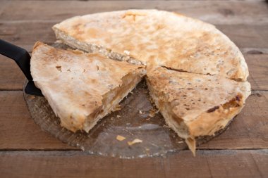 Ev yapımı peynir ve elmalı turta