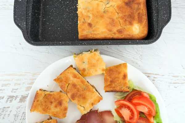 Pastel de huevo casero con salchichas y verduras — Foto de Stock