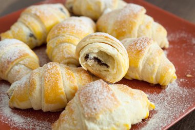 Taze pişmiş kruvasan.