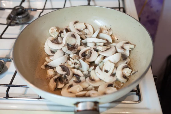 Приготовление свежих грибов — стоковое фото
