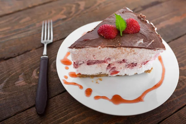 Tranches de gâteau aux fraises aux fruits — Photo