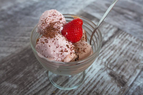 Strawberry and chocolate ice cream — Stock Photo, Image