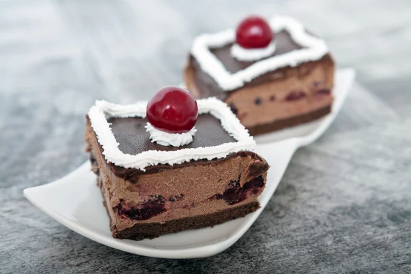 Шоколад и вишневый пирог — стоковое фото