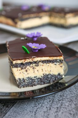 Haşhaş tohumu pasta dilimi