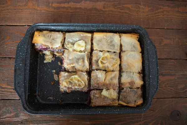 Pastelaria doce com cereja e semente de papoula Imagens De Bancos De Imagens