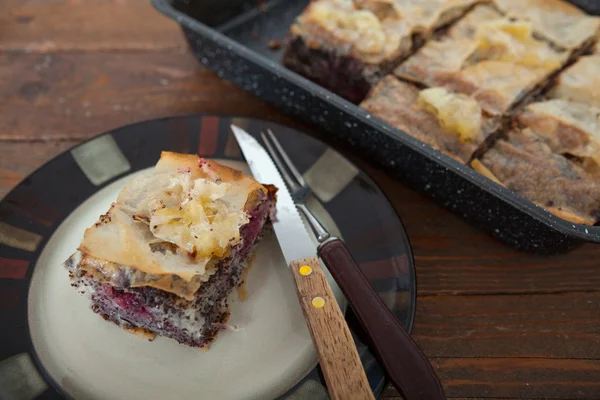 Pastelaria doce com cereja e semente de papoula Fotos De Bancos De Imagens Sem Royalties