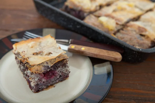 Pastelaria doce com cereja e semente de papoula Fotos De Bancos De Imagens