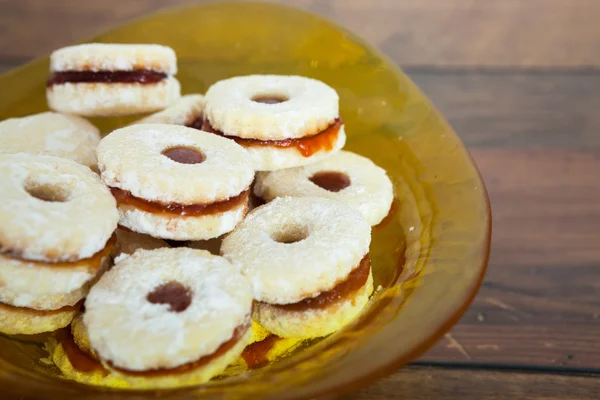 Домашнє печиво, наповнене полуничним джемом — стокове фото