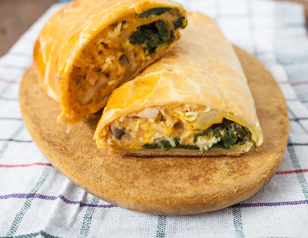 Rollo de pollo relleno con espinacas y queso — Foto de Stock