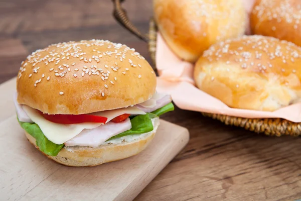 Domuz eti ve sebze ile sandviç — Stok fotoğraf