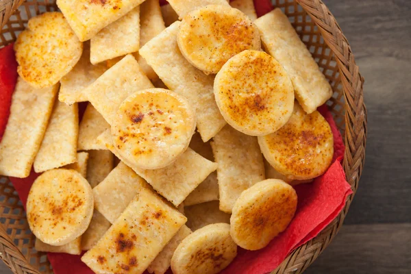 Hausgemachte salzige Cracker mit rotem Paprika darüber — Stockfoto