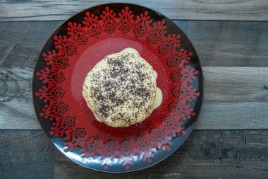 Vanilya buzlanma ve haşhaş tohumu ile ev yapımı hamur tatlısı