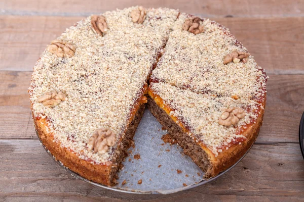 Torta fatta in casa con marmellata di noci e prugne — Foto Stock