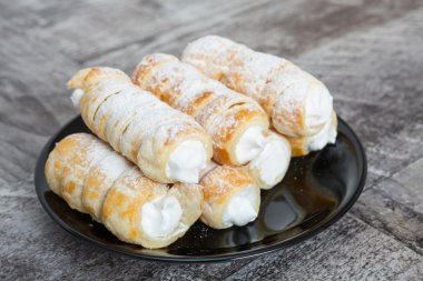 Vanilyalı krema ile puf rulo