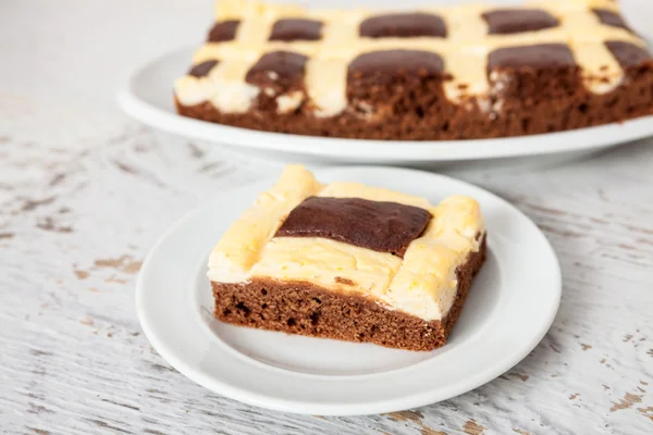 Шоколадный торт с сыром и ванильным пудингом — стоковое фото