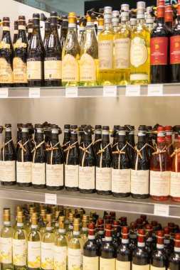 Gümrüksüz dükkanda alkol gösterisi